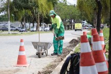 Equipe da Prefeitura na limpeza da rua central do campus