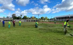 Capinagem do campo do Complexo Esportivo da Ufal
