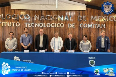 Reitor Josealdo Tonholo (3º da esq. para dir., de paletó preto) e professor Gaus Silvestre, diretor do Ceca (tamb´m de paletó preto)