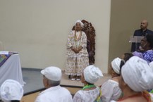 Mãe Mirian Yá Binan na cerimônia onde recebeu o título de Doutora Honoris Causa