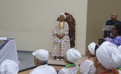 Mãe Mirian Yá Binan na cerimônia onde recebeu o título de Doutora Honoris Causa