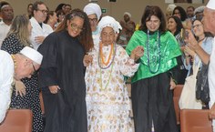 Mãe Mirian foi conduzida à cerimônia pela professora Rosa Correia e a vice-reitora Eliane Cavalcanti