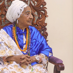 Mãe Mirian Yá Binan na cerimônia onde recebeu o título de Doutora Honoris Causa