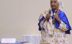 Mãe Mirian Yá Binan na cerimônia onde recebeu o título de Doutora Honoris Causa