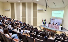 Auditório cheio na tarde do primeiro dia do evento