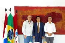 Reitor Tonholo, deputado Ronaldo medeiros e o diretor do Instituto Confúcio