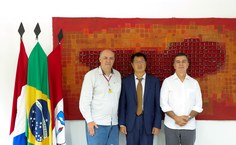 Reitor Tonholo, deputado Ronaldo medeiros e o diretor do Instituto Confúcio