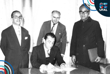 Foto histórica da assinatura do decreto que criou a Ufal em 1961