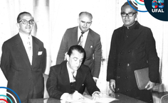 Foto histórica da assinatura do decreto que criou a Ufal em 1961