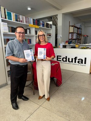 Fernando Pimentel, coordenador da Cied ao lado de uma das organizadoras do livro, Christyane Toscano.