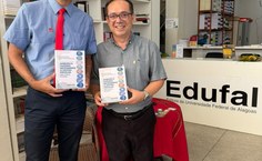 O co-autor do livro, Deyvid Marinho, ao lado do coordenador-geral da Cied, Fernando Pimentel, no lançamento da obra, da Edufal.
