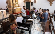 Mestrina Sarah Higino, no piano, se junta à oficina de cordas na Igreja do Convento