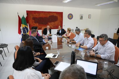 Reitor Josealdo Tonholo e equipe de gestão com o diretor-presidente da Embrapii e pesquisadores do Edge Ufal