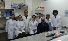 O professor Wagnner Porto (em pé) com sua equipe de pesquisadores na Ufal