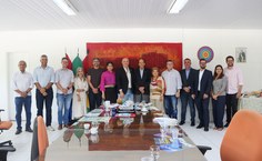 Reitor Tonholo e vice-reitora Eliane Cavalcanti com os participantes da reunião