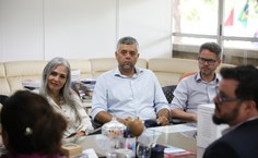 Professora Nélia Callado, o professor Davi Bibiano, diretor do Instituto de Computação, e professor Mário Hozang