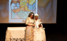 Professora Adriana Capretz com Mãe Mirian, umas das sereias homenageadas