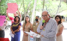 Reitor Josealdo Tonholo reforçou que o banco tem o simbolismo de um marco visual em memória das vítimas e funciona como um ponto permanente de alerta