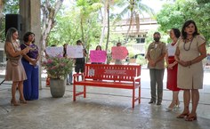 Vice-reitora Eliane Cavalcanti e convidadas na cerimônia de instalação do Banco Vermelho