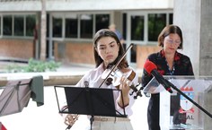 Iannara Farias, violinista da Ufal, durante a apresentação