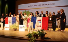 Reitor Josealdo Tonholo recebe a tocha da sustentabilidade das mãos da reitora da UFRPE, Ana Maria de Sena