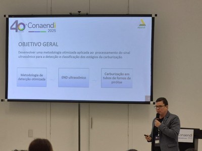 Professor Francirley da Silva durante apresentação no maior congresso da América Latina que envolve ensaios não destrutivos