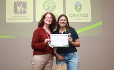 Aline Rocha Silva recebendo primeiro lugar em relato de caso