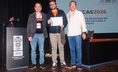 Professor Marcelo Costa Oliveira ao receber a premiação no SBCAS 2026