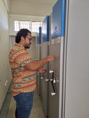 Professor Danilo Marques, do Neabi Ufal, confere os novos equipamentos