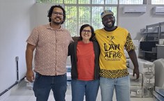 Professor Danilo e equipe ao receber os arquivos deslizantes que vão reforçar a preservação do acervo da Ufal
