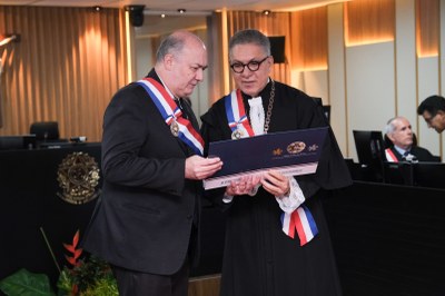Reitor Josealdo Tonholo recebe a Grã-Cruz do Mérito Ministro Silvério Fernandes de Araújo Jorge das mãos do presidente do TRT-AL, Jasiel Ivo