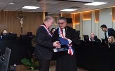 Reitor Tonholo recebendo a Comenda da Ordem do Mérito Ministro Silvério Fernandes de Araújo Jorge