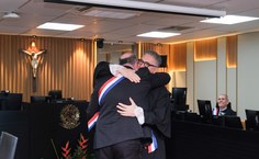 Reitor Tonholo recebe os cumprimentos do desembargador Jasiel Ivo