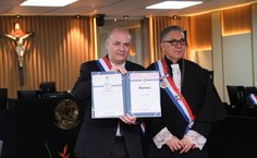 Reitor Tonholo recebendo a Comenda da Ordem do Mérito Ministro Silvério Fernandes de Araújo Jorge