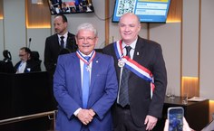 Os dois homenageados pelo TRT-AL: Vilmar Pinto e o reitor Josealdo Tonholo