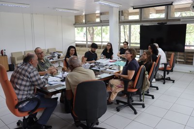 Reitor Josealdo Tonholo em reunião com representantes de pais do Captv
