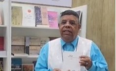 Eraldo Ferraz com o livro da Coleção Nordestina, lançado na Bienal de São Paulo